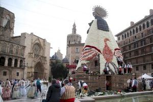 Segon dia d'Ofrena a València: es desvetlla l'emotiu significat del mantell de la Verge