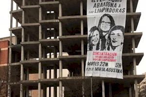 Cuelgan una pancarta gigante en apoyo a las limpiadoras a la entrada de Castelló
