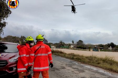 Los bomberos rescatan a decenas de personas atrapadas por las inundaciones en la provincia de Valencia