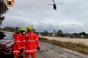Els bombers rescaten desenes de persones atrapades per les inundacions a la província de València