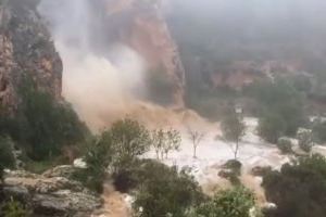 Las lluvias convierten la Cueva de las Palomas de Yátova en unas cataratas