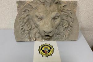 Recuperada la cabeza de león que fue sustraída hace un mes del palacio de Santa Eulalia