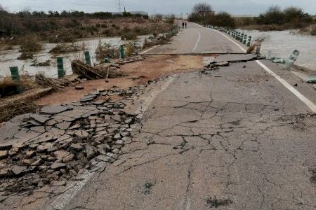 El temporal de lluvia destroza una carretera entre dos polígonos en Les Alqueries