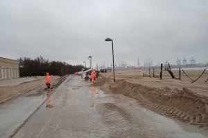 Valencia retira más de 10.000 toneladas de arena acumulada en los paseos marítimos tras el temporal