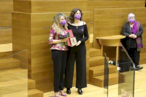 Les Corts Valencianes reconocen a la presidenta del Colegio de Médicos en representación de los sectores significativos durante la pandemia