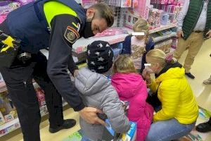 La Policía Local muestra su faceta más humana con las personas que llegan a Sueca huyendo de la guerra