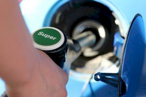 El Gobierno anuncia una rebaja generalizada de 20 céntimos a la gasolina y el diésel