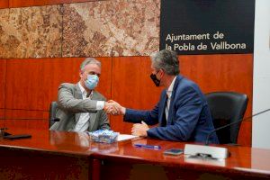 Héctor Illueca y el alcalde de la Pobla de Vallbona firman un convenio para la cesión de 29 viviendas para alquiler social