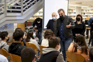 El editor del programa ‘El Ojo Crítico’ de RNE, Miguel Ángel Hoyos, imparte un taller didáctico sobre la creación poética para el alumnado de secundaria de Alaquàs
