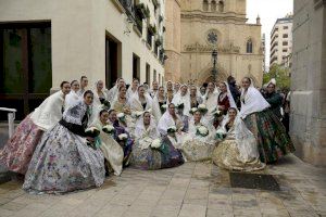 Las candidatas a reinas de las Fiestas de Elche participan en la Ofrenda de Flores de La Magdalena en Castellón