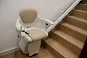 Benaguasil mejora la accesibilidad del Espai de la Dona con la instalación de dos sillas salvaescaleras