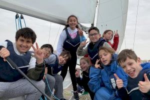 Todos los niños y niñas de 4º primaria de Torrevieja ya navegan con el programa “El cole en el mar”