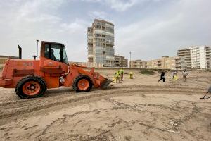 El Ayuntamiento de Sueca limpia las playas tras el temporal marítimo