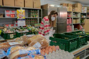 Caixa Rural de Torrent realiza una donación al punto de alimentos