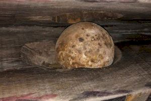 Encuentran dos bolas de cañón escondidas en el yugo de una campana de una parroquia valenciana