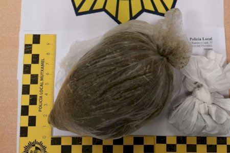 Pillado en un pueblo de Alicante con 1,5 kilos de marihuana y material para empaquetar la droga