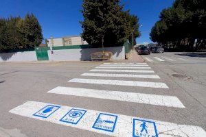 El Ayuntamiento de Utiel señaliza pasos de peatones con pictogramas para facilitar la inclusión de personas con autismo