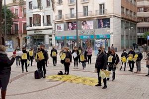 Los peluqueros valencianos prosiguen la ‘rebelión de las tijeras rotas’ y exigen una bajada del IVA
