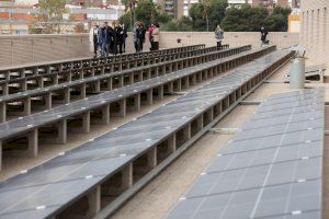 Gabriela Bravo visita la instalación de paneles solares de la Ciudad de la Justicia de Castelló