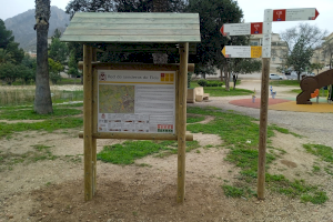 El Ayuntamiento de Elda renueva y actualiza la señalización del sendero que conecta los Jardines del Vinalopó con la cima de Bolón para adaptarlo a la homologación de la FEMECV