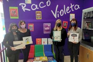 Igualdad entrega 42 libros a los “Espais Violeta” de los colegios de La Nucía