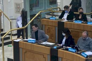 El portavoz de los socialistas en la Diputación de Alicante, Toni Francés, ha denunciado que "Carlos Mazón pretende vivir de los anuncios"