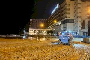 Alicante despliega 24 equipos de limpieza para recuperar las playas tras el temporal ante las vacaciones de Semana Santa