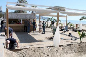 Comienza el montaje de los chiringuitos para dar servicio en las playas de Benicàssim