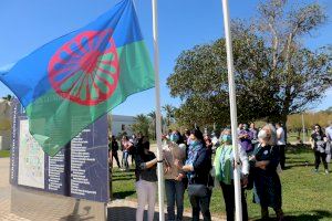 La Universitat d’Alacant hissa la bandera del poble gitano