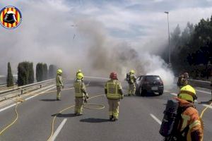 Dos vehicles s'incendien després d'un accident a Burjassot