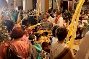 Centenares de vecinos y turistas celebran en Benidorm la tradicional ‘Bendición de la palma’