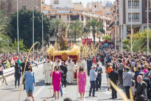 La Semana Santa vuelve a Elche tras dos años con una multitudinaria procesión de Domingo de Ramos