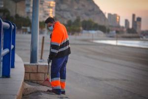 Alicante refuerza la limpieza viaria y de las playas en Semana Santa con 31 equipos mecanizados y 79 operarios
