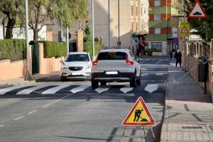 El Ayuntamiento de Elda realiza un paso de peatones elevado en la avenida de Sax para mejorar la seguridad de viandantes y vehículos