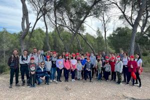 El Ayuntamiento elabora tres rutas escolares por el bosque de La Vallesa y una guía didáctica para darlo a conocer entre el alumnado paternero