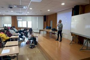 El europarlamentario Jordi Sebastià visita el IES Llombai de Burriana