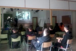 El Ayuntamiento de Almenara y la Fundación Isonomia realizan los talleres “Apunta’t al bon rotllo” en el instituto