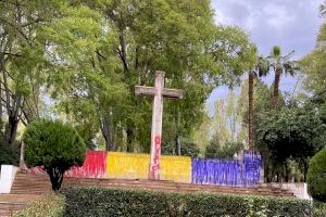 14 de abril: Pintan la Cruz de los Caídos de Castelló con la bandera republicana