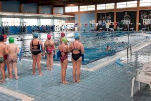 100 xiquets i xiquetes inicien la seua participació en l’Escola de Pasqua de la piscina coberta d’Ontinyent