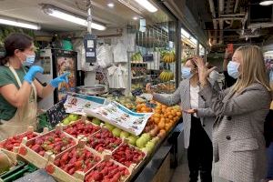 La lengua de signos llega al Mercado Central de Alicante en su Centenario y hace más accesibles las compras a las personas sordas