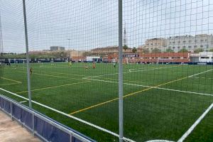 La Fundació Esportiva Municipal renova la gespa dels camps de futbol de Beniferri, Pont de Fusta i Tres Creus