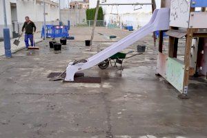 Almassora renueva el pavimento del patio en Errando Vilar