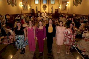 La Reina y las damas de Vila-real muestran su 'manifest'