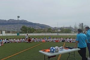 Alrededor de 80 niños y niñas participan en el campus Valencia C.F Clínic Altea