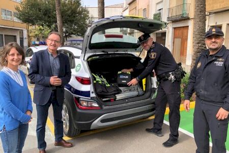 Alcalà-Alcossebre suma desfibril·ladors als vehicles de la Policia Local