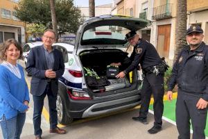 Alcalà-Alcossebre suma desfibriladores a los vehículos de la Policía Local