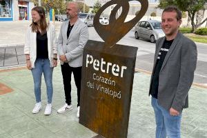 Una escultura de “Petrer, corazón del Vinalopó” realizada con material reciclado preside desde hoy el nuevo bulevar de la avenida Felipe V