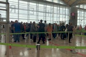 Col·lapse en l'aeroport d'Alacant per la falta de personal per al control de passaports