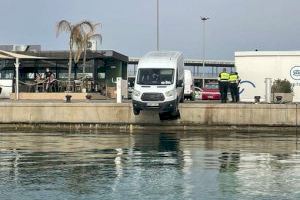 Una furgoneta, a punt de caure a la mar a València
