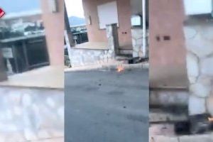 Crema el cablejat de la façana d'un immoble a Oriola